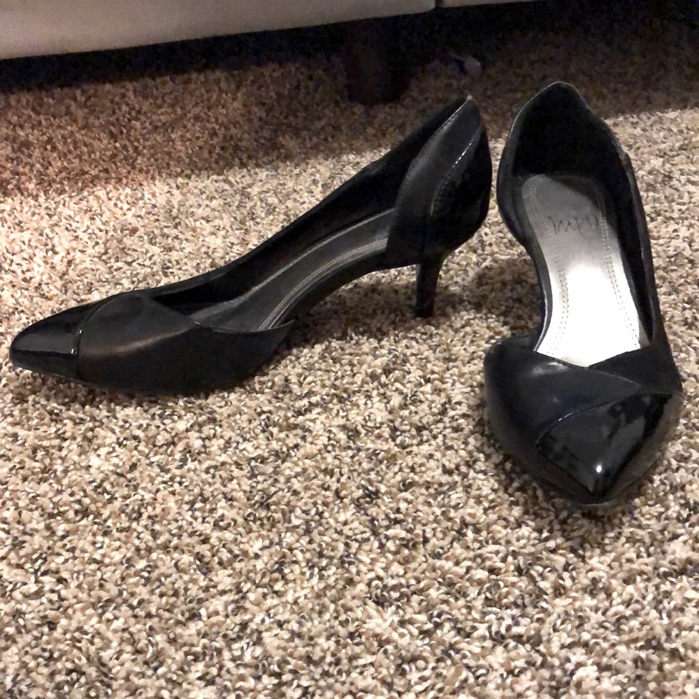 Black pointy toed kitten heels.